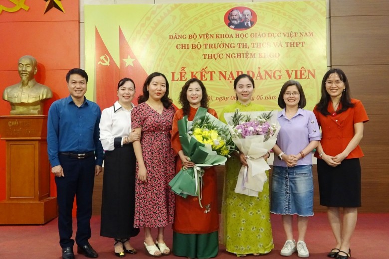Hai cô giáo Thực nghiệm KHGD bước vào hàng ngũ của Đảng trong Kỷ nguyên vươn mình của dân tộc